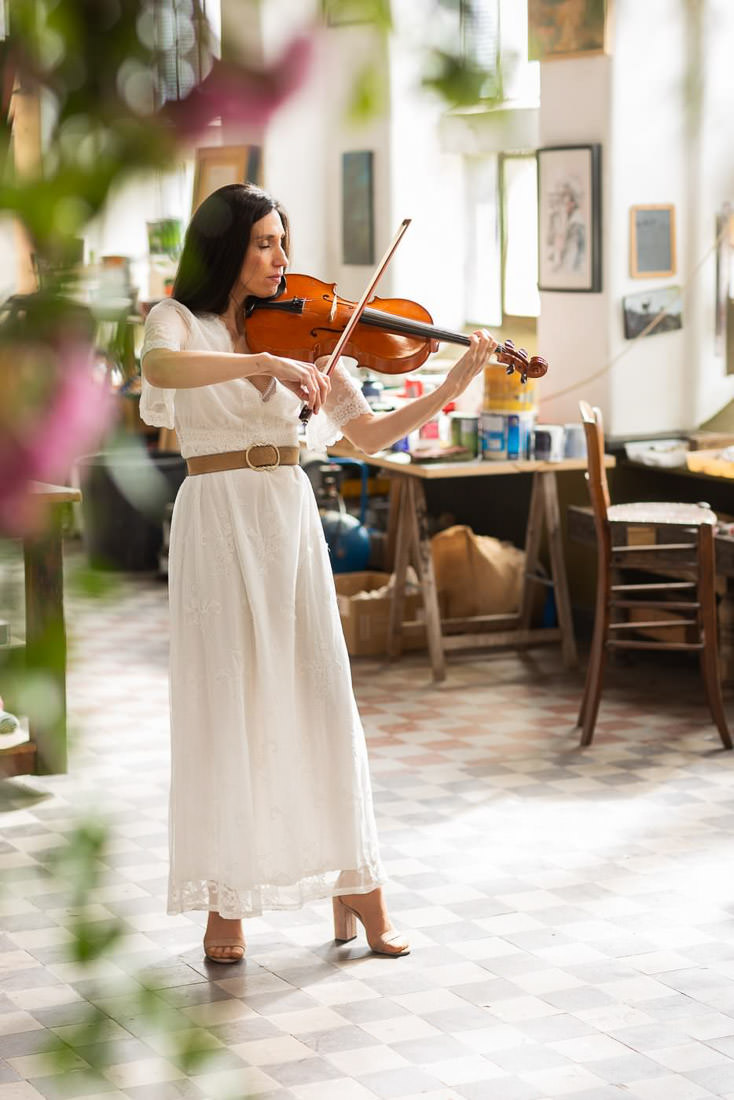 violoniste dans atelier de peintre pour shooting photos mariage